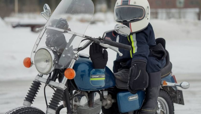 "Top 5 des équipements indispensables pour affronter l'hiver à moto"
