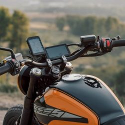 "Les gadgets high-tech pour optimiser vos balades moto : de la navigation à la musique"