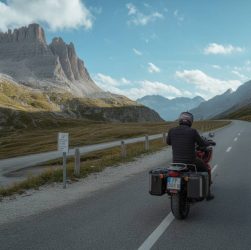 Balade moto en montagne : les plus beaux itinéraires alpins à découvrir cet été