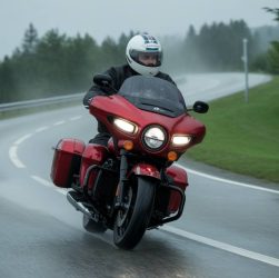 Conduite sous la pluie à moto : techniques et équipements indispensables pour rouler en sécurité