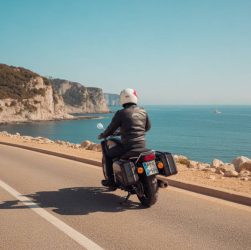 Balade moto en bord de mer : les plus beaux itinéraires côtiers de France à explorer au printemps