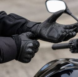 Comment choisir ses gants moto mi-saison : protection, confort et adhérence pour rouler au printemps et à l’automne
