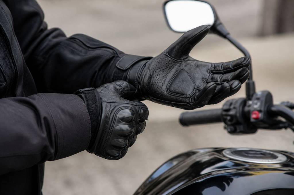 Comment choisir ses gants moto mi-saison : protection, confort et adhérence pour rouler au printemps et à l’automne