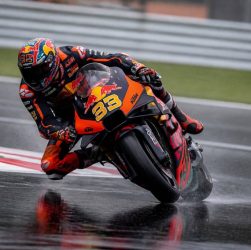 Moto Red Bull : histoire, modèles et actualités de la marque emblématique