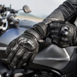 Homologation gant moto : quelles normes vérifier avant l’achat ?