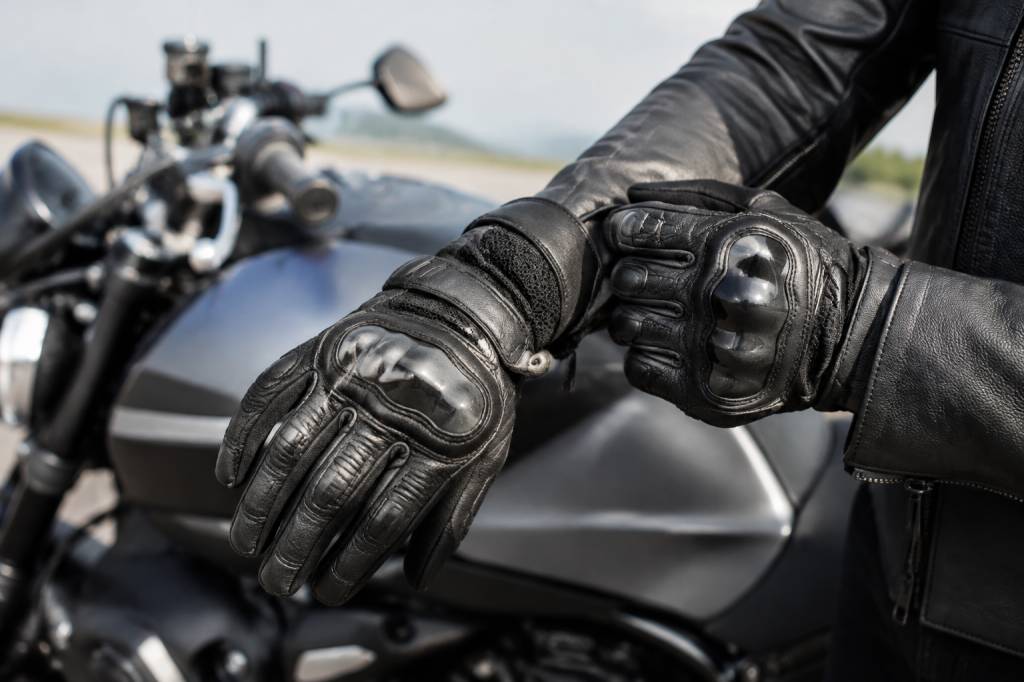Homologation gant moto : quelles normes vérifier avant l’achat ?