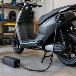 Comment recharger une batterie de scooter : méthodes et précautions à connaître