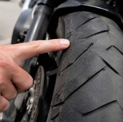 Comment vérifier le témoin d’usure d’un pneu moto ?