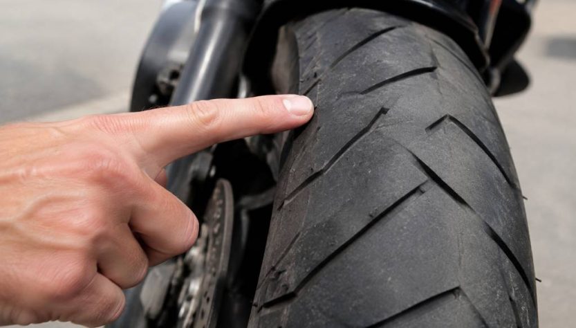Comment vérifier le témoin d’usure d’un pneu moto ?