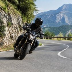 100 bitume : tout savoir sur la conduite à moto sur route goudronnée
