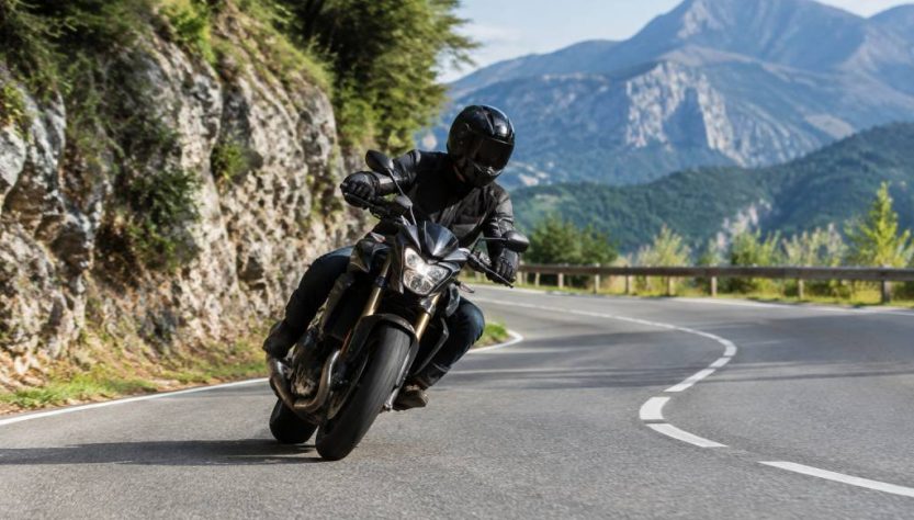 100 bitume : tout savoir sur la conduite à moto sur route goudronnée