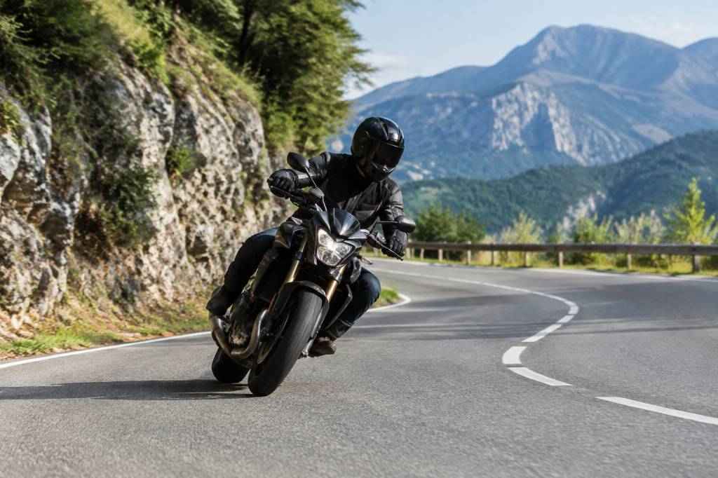 100 bitume : tout savoir sur la conduite à moto sur route goudronnée