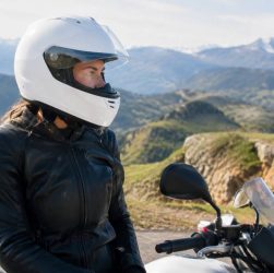 Casque blanc : comment choisir un modèle adapté à votre moto ?