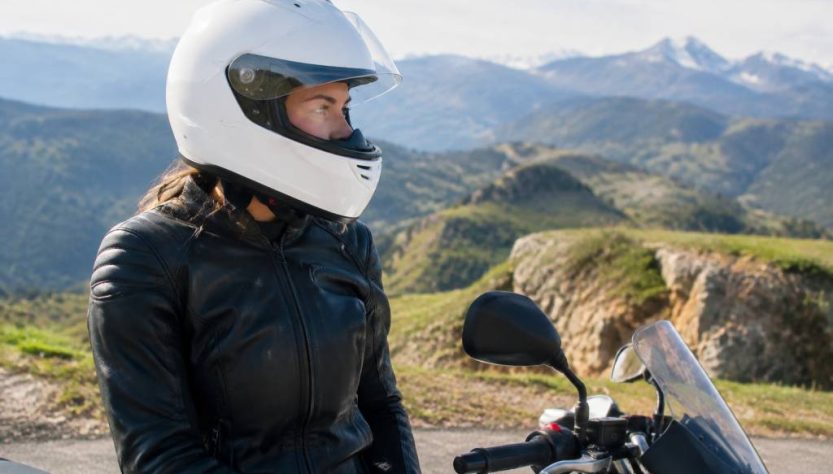 Casque blanc : comment choisir un modèle adapté à votre moto ?