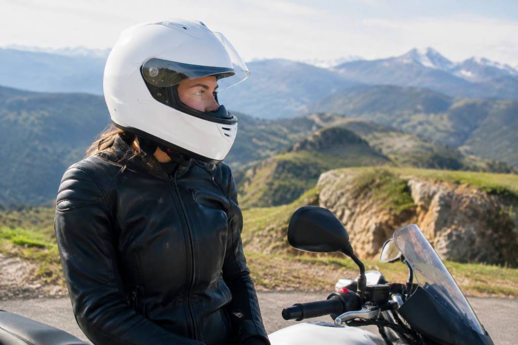 Casque blanc : comment choisir un modèle adapté à votre moto ?