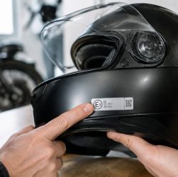 Étiquette d’homologation casque moto : comment la lire et la comprendre