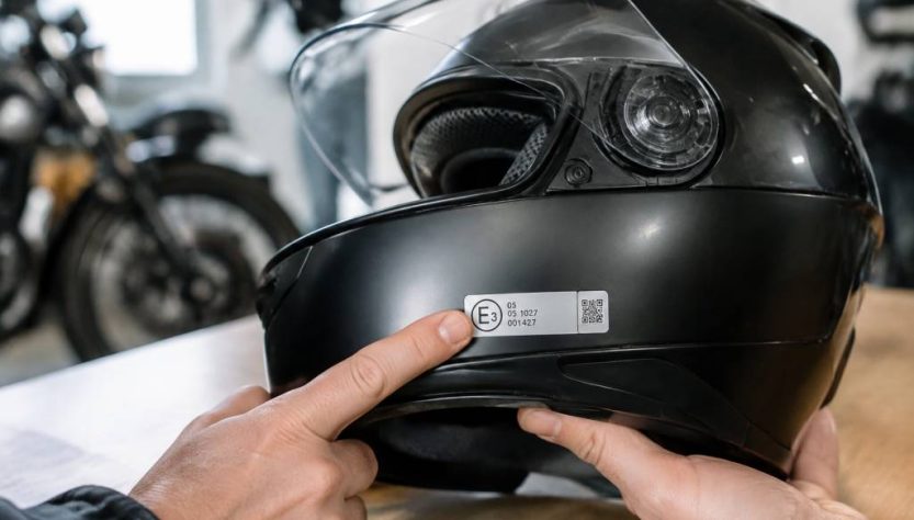 Étiquette d’homologation casque moto : comment la lire et la comprendre