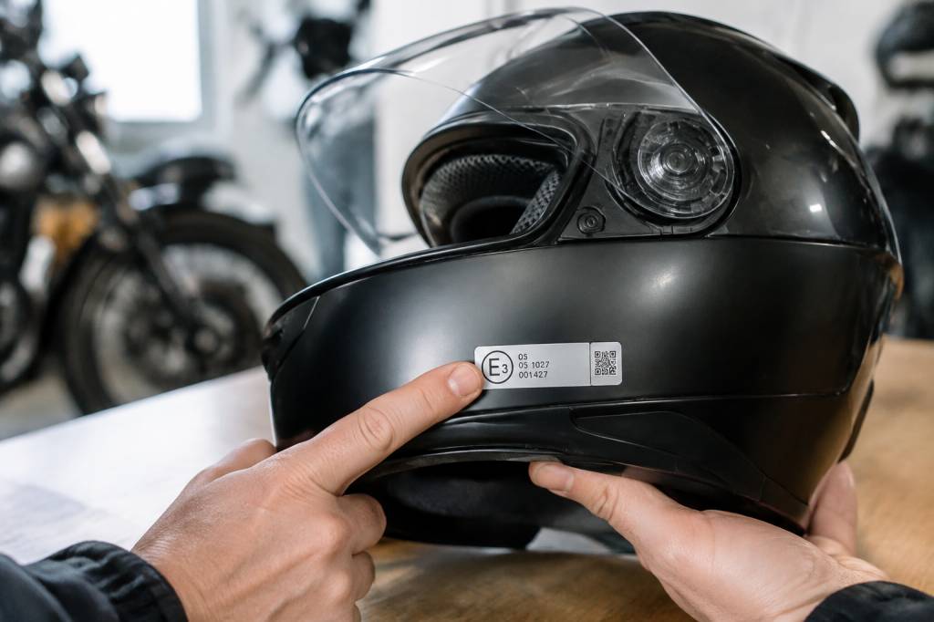 Étiquette d’homologation casque moto : comment la lire et la comprendre