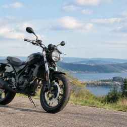 Casque doré : comment choisir un modèle élégant et adapté à votre moto