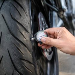 Usure pneu moto : comment la mesurer et savoir quand le remplacer