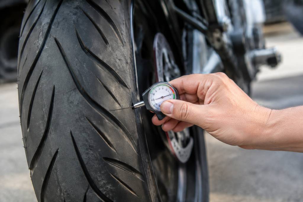 Usure pneu moto : comment la mesurer et savoir quand le remplacer