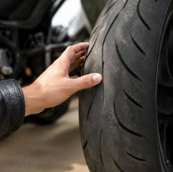 Pneu moto usé : comment vérifier son état et savoir quand le remplacer