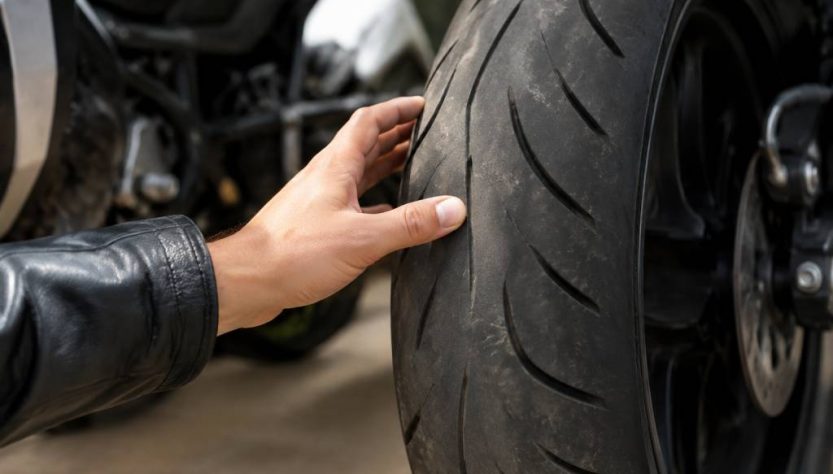 Pneu moto usé : comment vérifier son état et savoir quand le remplacer