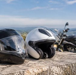 Homologation ECE : comprendre les normes des casques moto en France
