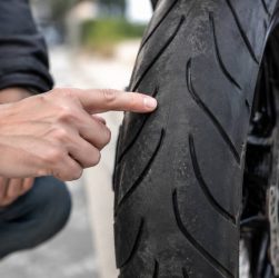 Usure des pneus moto : comment la vérifier et quand les remplacer