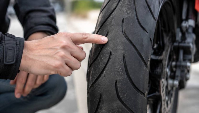 Usure des pneus moto : comment la vérifier et quand les remplacer