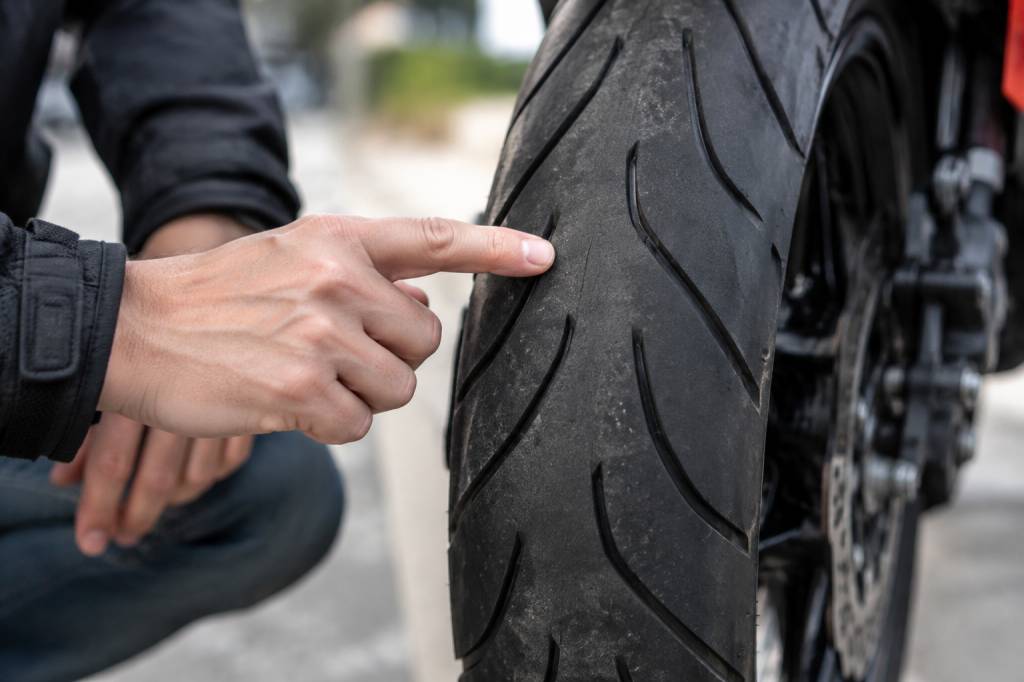 Usure des pneus moto : comment la vérifier et quand les remplacer
