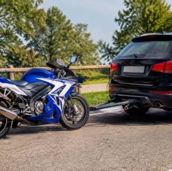 Comment tracter une moto sans remorque en toute sécurité ?