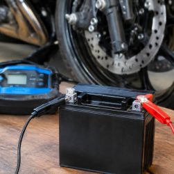 Comment recharger une batterie de moto correctement et en toute sécurité