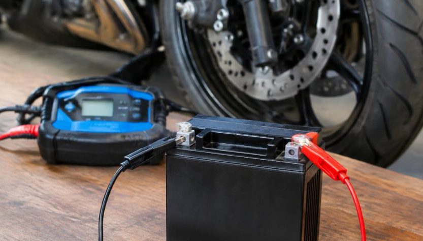 Comment recharger une batterie de moto correctement et en toute sécurité