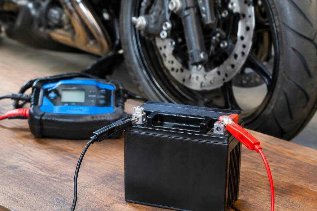 Comment recharger une batterie de moto correctement et en toute sécurité