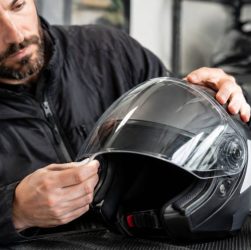 La visière de moto : choisir, entretenir et remplacer sa visière de casque