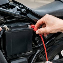 Branchement batterie moto : étapes et précautions à connaître